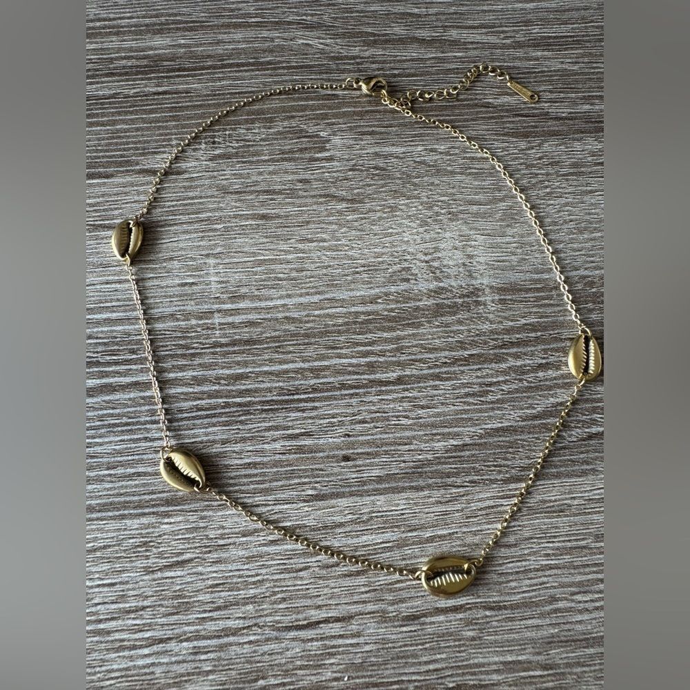 Gold Shell Necklace N932 - Picture 3 of 6